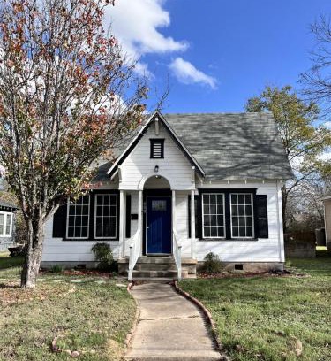 Gatesville House | Large fenced yard near town square with Starlink