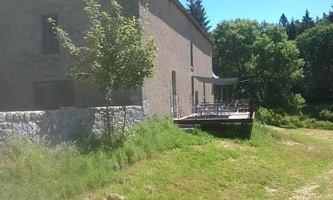 Saint-Denis-en-Margeride House | Large independent house overlooking a meadow and stream