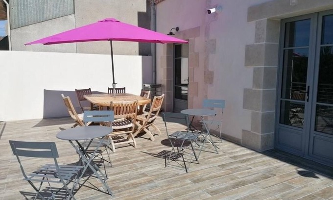 Briare Bed & Breakfast | Large Gîte with Parking and Pets Allowed