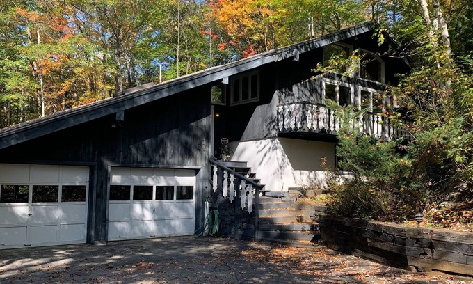 Jackson Ski Chalet | Large Glen chalet near Storyland in the White Mountains, club pool available