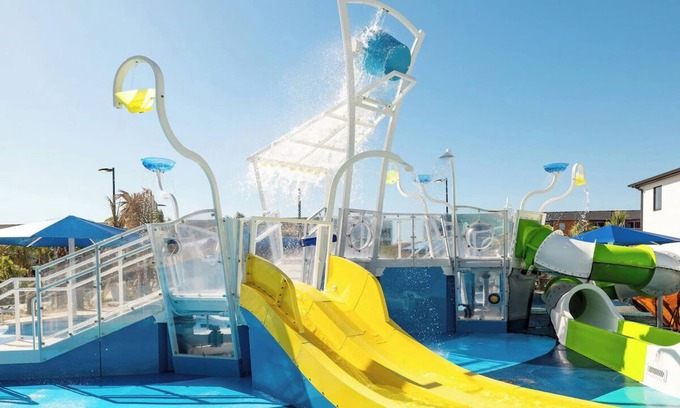 Florida Center Hotel | Large-Group Escape with Theater Room, Sports Courts & Splash Pad Access