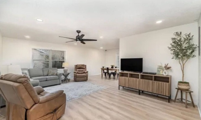 Bay City House | Large Group, Family, Bachelorette Parties Handicap,Dow Staff, Traveling Medical