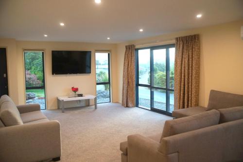Greymouth House | Large Group Greymouth accommodation 2 houses with 7 bedrooms 6 queens 6 single beds 5 bathrooms 5 toilets