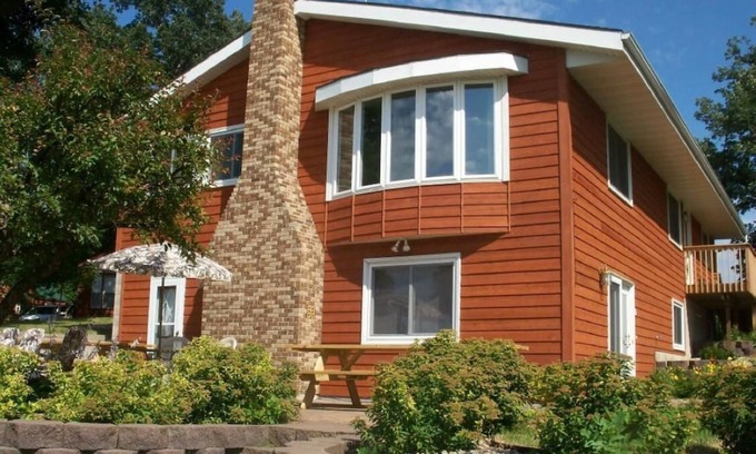 New London House | LARGE Group Lake Home-Enjoy and relax year round