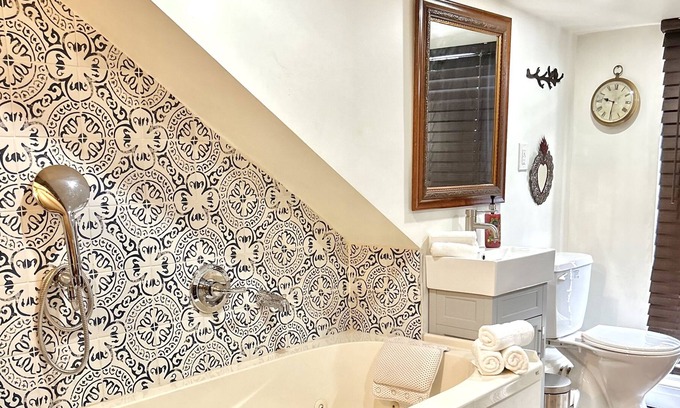 Oakwood Village House | Large group size home, self check-in, 2 free parking spots,laundry, doorstep TTC
