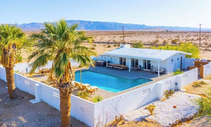 Wonder Valley House | Large Groups! Game Lounge/Spa/Sauna/EV/Pool!
