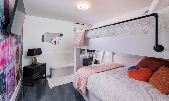 Katie Hill Neighborhood House | Large Groups - Rooftop Pools - Sleeps 24