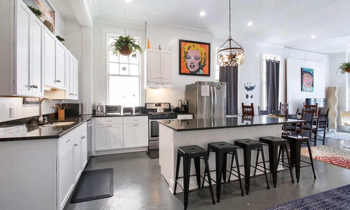 Central Business District Apartment | LARGE GROUPS -WALK to French Qtr, Dome, Steps to Warehouse District bars & eats