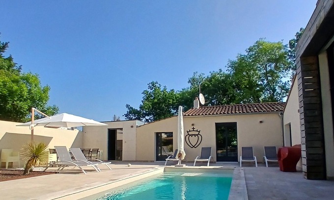 Saint-Vincent-sur-Graon House | Large house, heated pool, pool house, close to beaches.