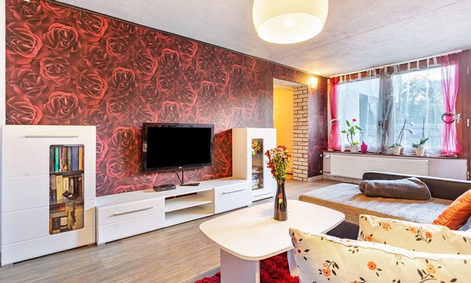 Trollenhagen Apartment | Large Holiday Apartment with Garden, Private Terrace and Wi-Fi in the Basement