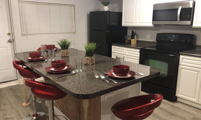 Niagara Falls House | Large Home Accommodates Up To 15 In Niagara USA