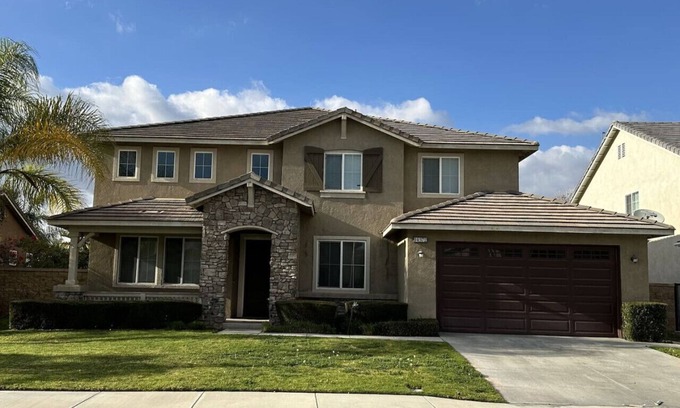 Eastvale House | Large home centrally located with easy access to OC and 91/71/15/60 freeways.