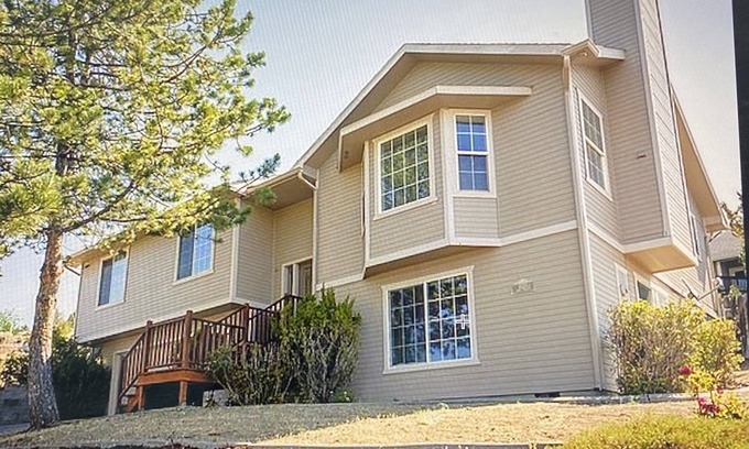 Altamont House | Large home, fantastic location, Close to Oregon Tech OIT & Hospital.