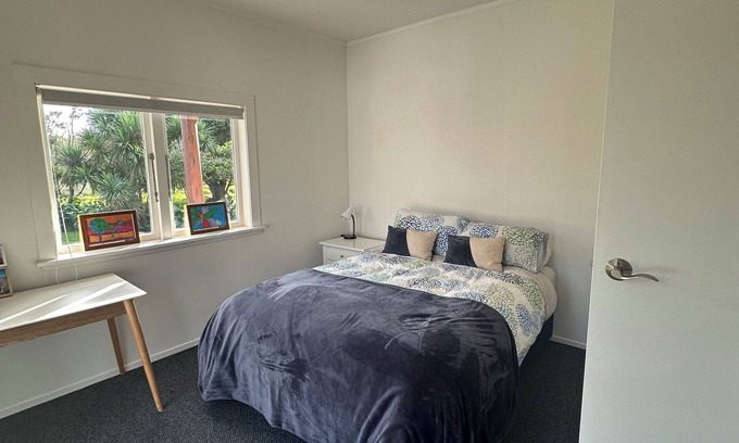 Raumati Beach House | Large home in Raumati Beach ideal for groups or family gatherings.