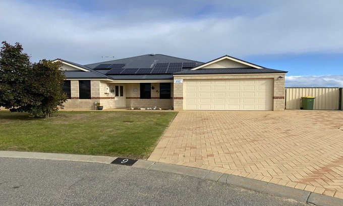 Jurien Bay House | Large home located in a quiet cul-de-sac