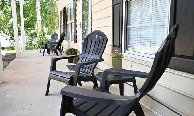 Union City House | Large Home Near Airport and Down Town
