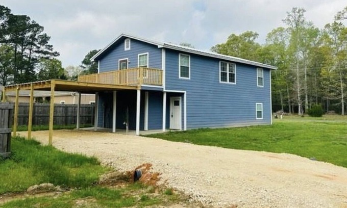 Pointblank House | Large home near Lake Livingston, 2 kitchens!