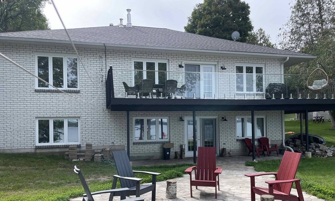 North Algona Wilberforce House | Large Home, Sunsets and Clear Shallow water await