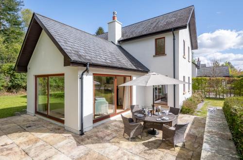 Kenmare House | Large home to sleep 8 in Kenmare. Free use of pool onsite