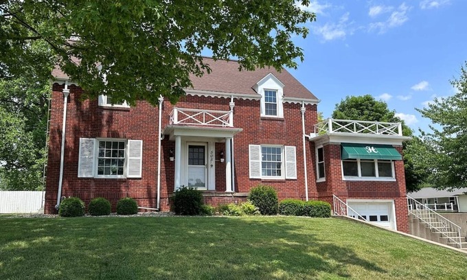 Shelbyville House | Large Home w/game room, grill, and hot tub