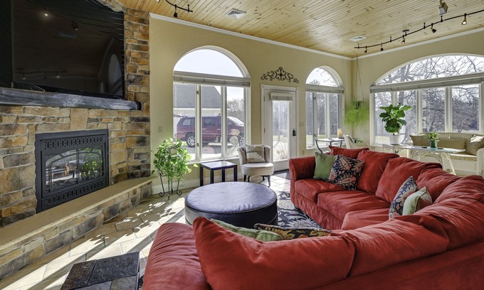 Wisconsin Dells House | Large Home w/Indoor Basketball Court + Game Room!