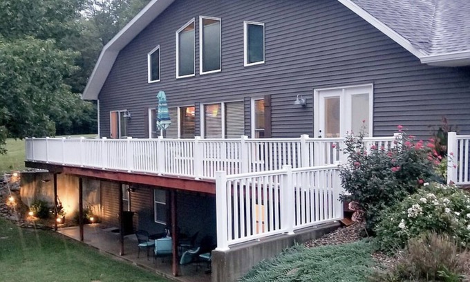 Nauvoo House | Large home with 35+ guests : 10 Minutes from Nauvoo