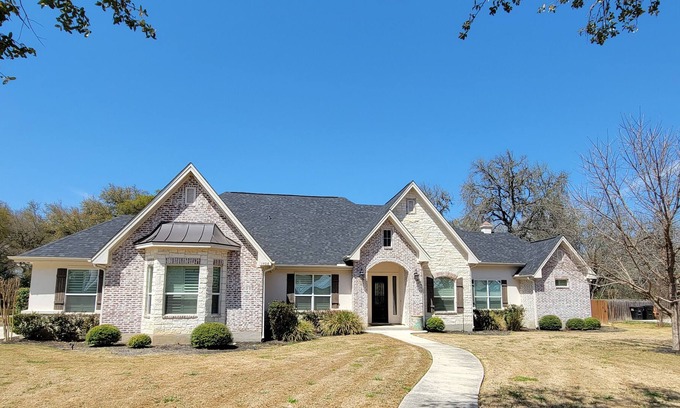 Hondo House | Large Home with Private Guest House