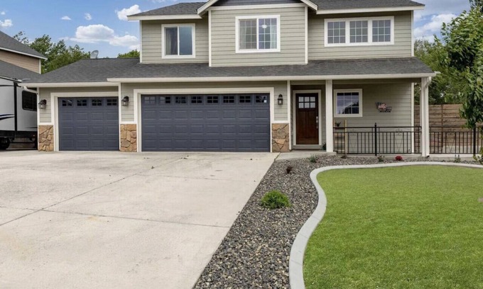 Highland House | Large Home, Yard & 3 Car Garage 4/3 - #5204