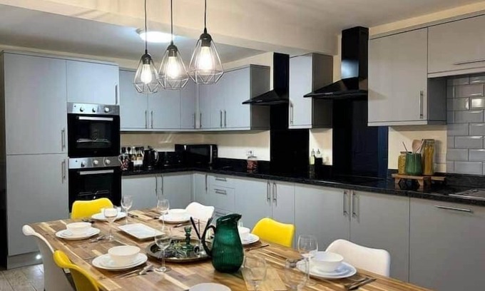 Nottingham House | Large House for 21 Guests | 8 Bedrooms, 13 beds