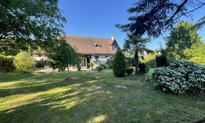 Chambray-les-Tours Cottage | Large house with garden near Tours