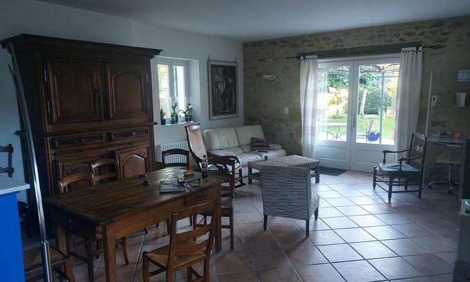 Villandraut Villa | Large house in a village on the edge of a forest