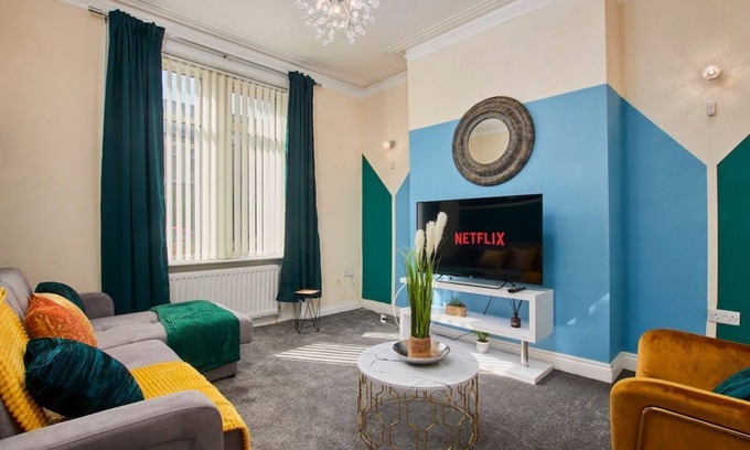 Heaton Apartment | Large House in Newcastle City Centre - Sleeps 12