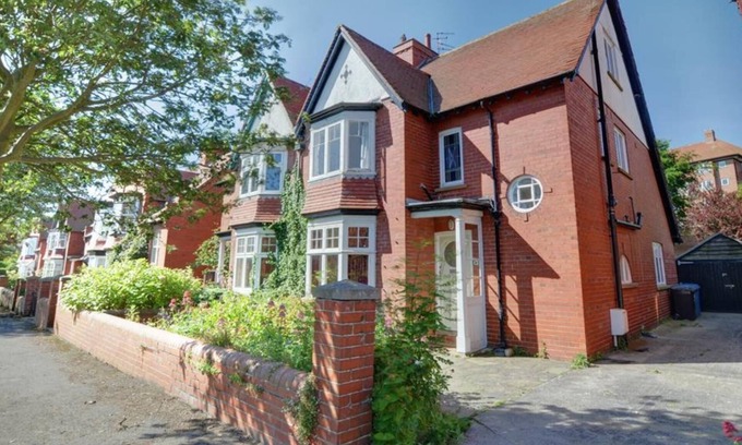 South Cliff House | Large House in Scarborough near the beach, Large Garden & 7 seat Hot Tub