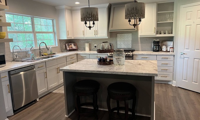 Franklin House | Large House minutes from the Ranch!