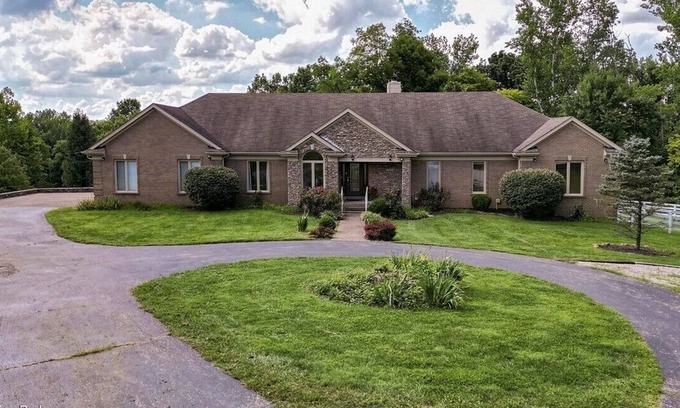 Fisherville House | Large house on 5 acres with pool