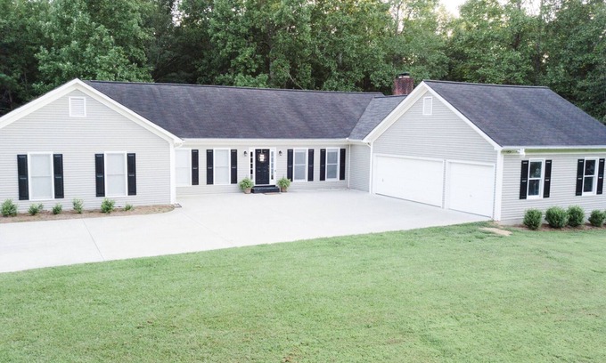 Athens House | Large House, Room to Roam, 5BR Sleeps 12 in Athens