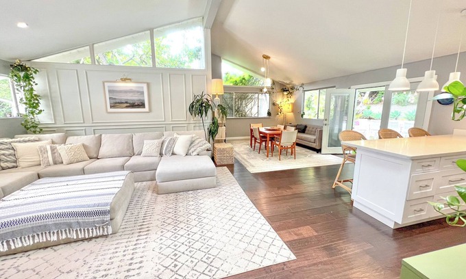 University City House | Large House with Jacuzzi, Sauna, Ping pong, Large yard - 6 minutes to Beach