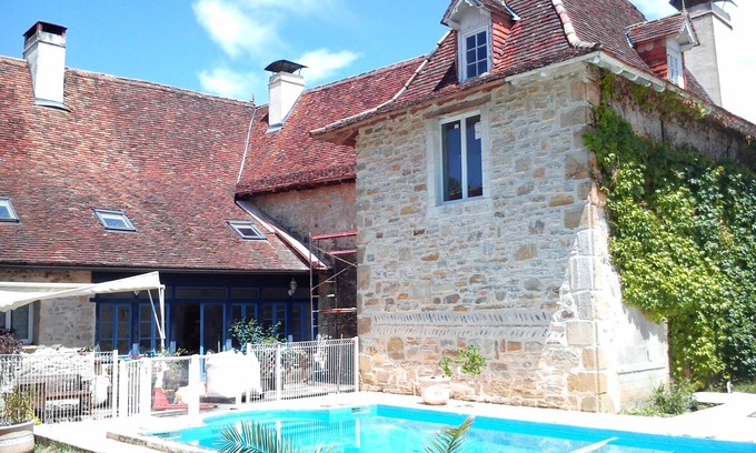 Bastanes House | Large house with swimming pool, party room and jacuzzi