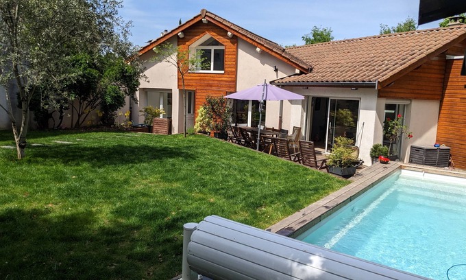Transvaal House | Large house with swimming pool in Lyon ideal for families, close to transport links