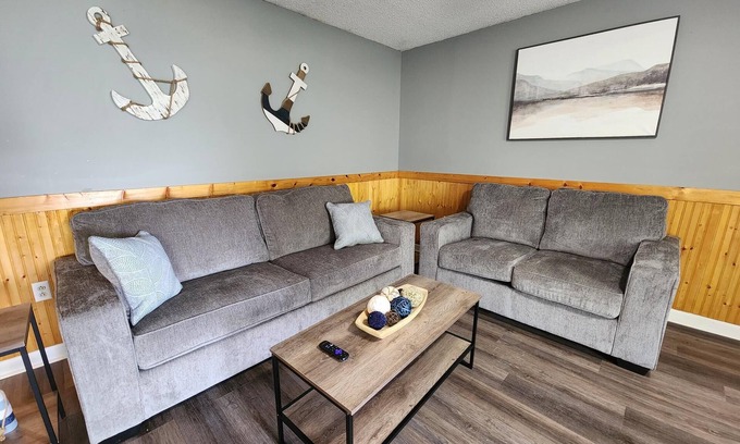Marion House | Large Lake front, split level home. Sleeps 18, fully remodeled & coffee bar.
