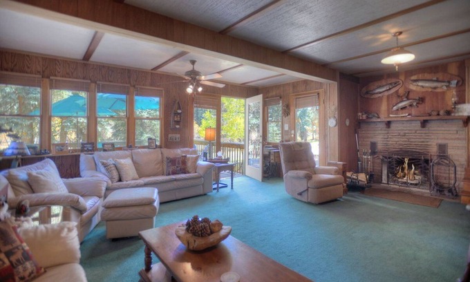 Bayfield House | Large Lake Retreat, Pets Allowed, Perfect For Family's!