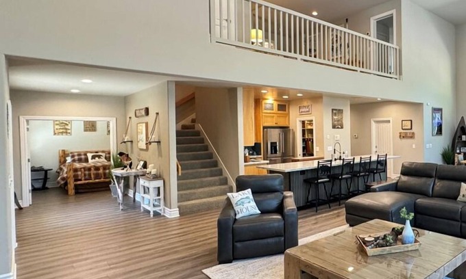 Lakehead House | Large Lakefront Paradise, 4000+ Sq Feet, Hot Tub - Shasta Lakeshore Retreat #19