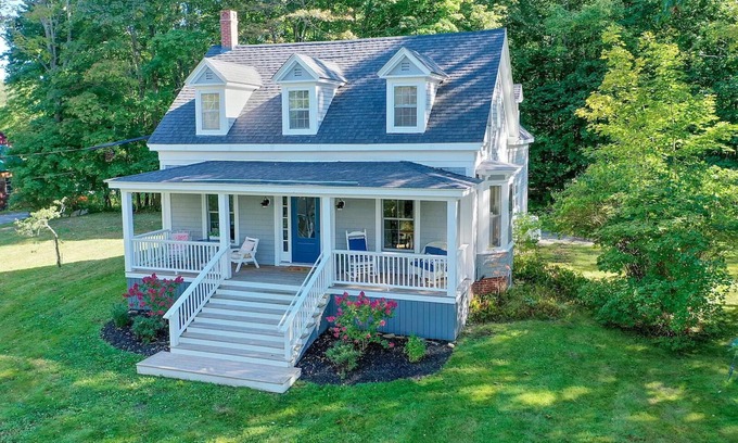 Peaks Island House | Large, light filled 4 bedroom house - walk to ocean and ferry