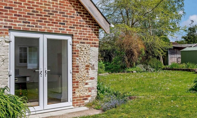 Ford House | Large, Lovely 1814 Farmhouse, Renovated & Modernised. Large Spacious Rooms