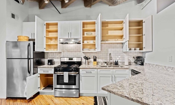 Midtown Apartment | Large Loft-Style 2-Bedroom in Central Midtown