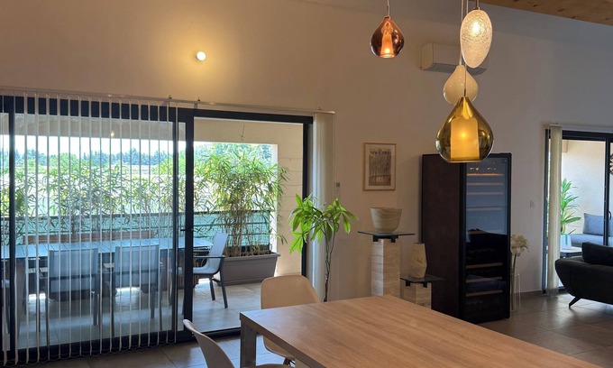 L'Isle-sur-la-Sorgue Apartment | Large luxury apartment Private parking/terrace