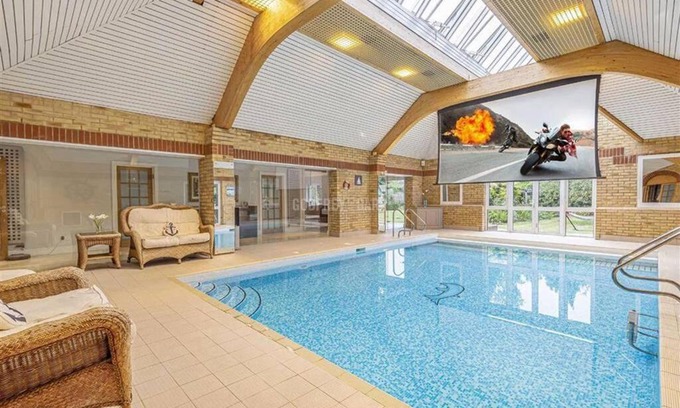 Watford House | Large luxurious character house with indoor pool
