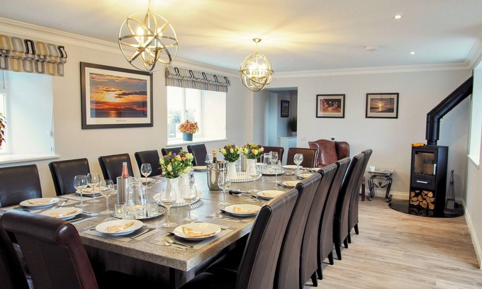 Mauchline House | ★Large Luxurious Farm House★ Private Courtyard★ Games Room ★BBQ Pavilion