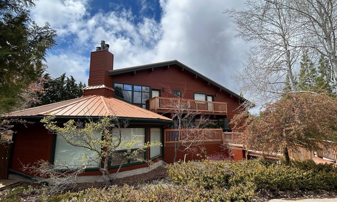 Mount Shasta House | Large luxury 4600' Mt. Shasta Home on Resort Golf Course w/Breathtaking Views
