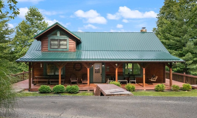 Zoe Cabin | Large Luxury Log Cabin, Sleeps-13, Spectacular view! Loaded with ammenities!